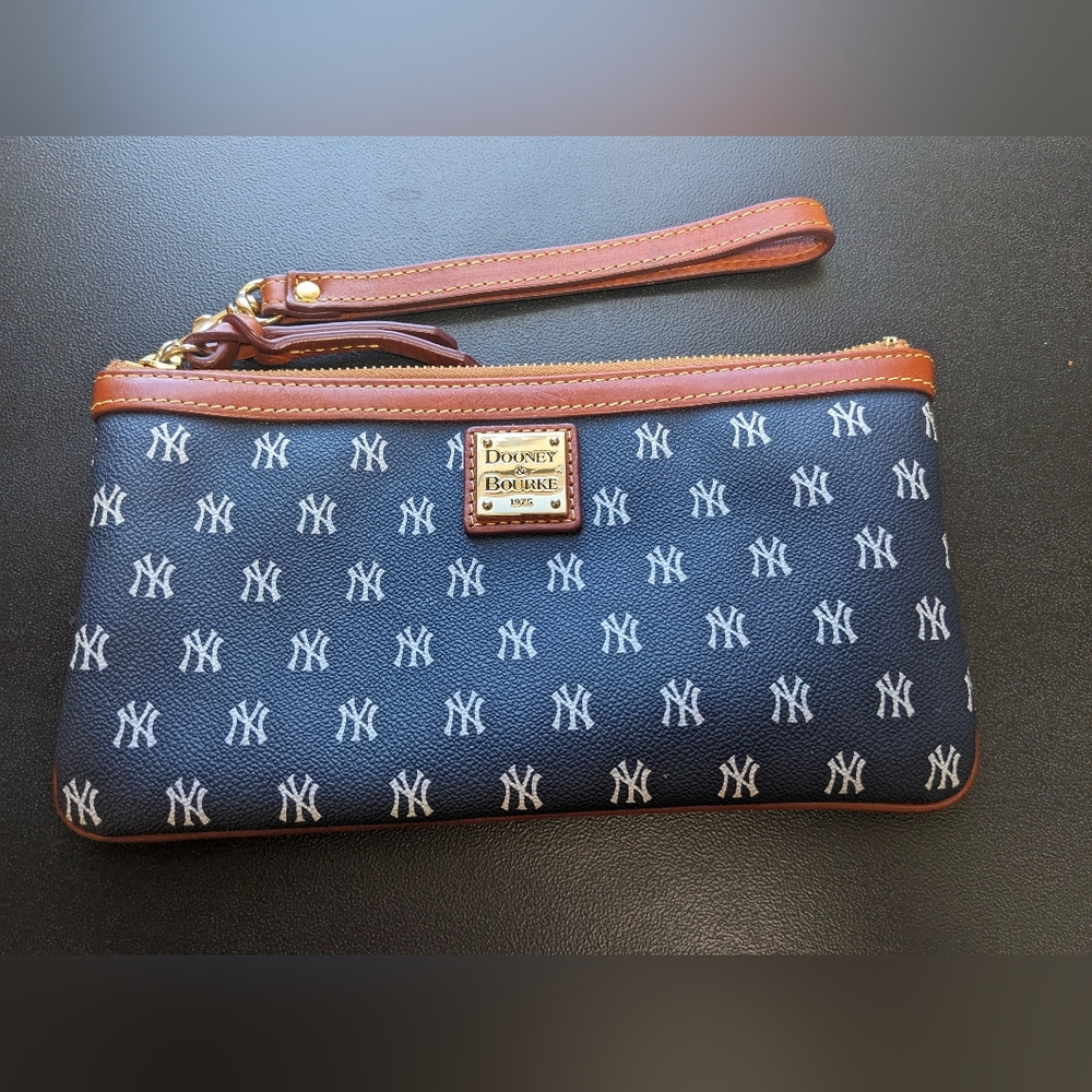 NWOT Dooney & Bourke New York Yankees Wristlet